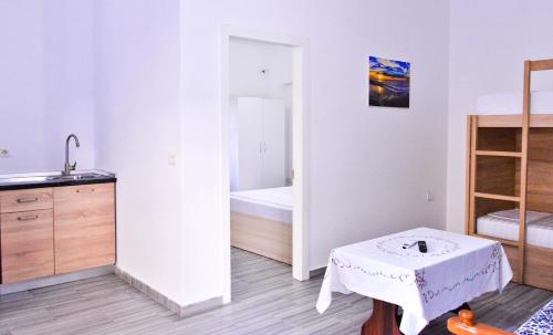 Ένα ή περισσότερα κρεβάτια σε δωμάτιο στο Kristi's Guesthouse