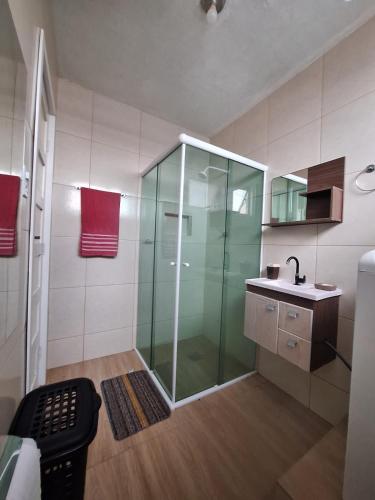 a bathroom with a glass shower and a sink at Joia Centro Manaus - Apartamento in Manaus