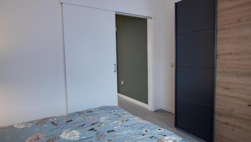 a bedroom with a bed and a closet at Vakantiehuisjes "De Veldzijde" in Losser
