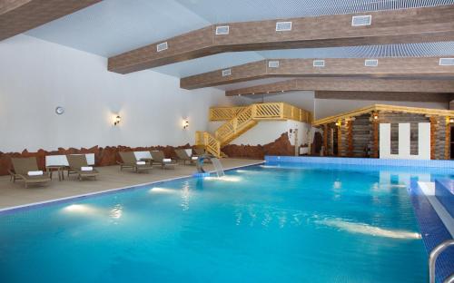 a large swimming pool with a slide in a hotel at Country Resort Hotel in Verbilki