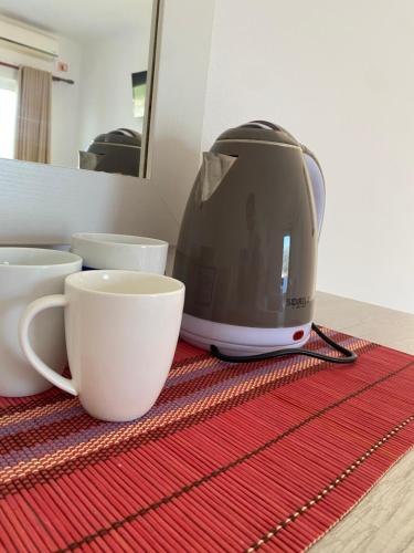 Příslušenství pro přípravu čaje a kávy v ubytování Hotel Mesun Himare
