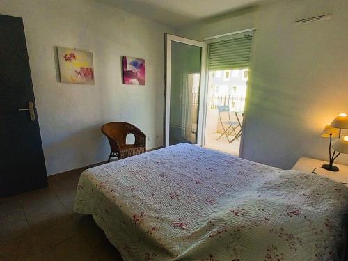 une chambre avec un lit et un balcon dans l'établissement Séjour à Sète : Bel Appartement 3 Pièces avec Loggia, Proche Plage et Commerces - FR-1-472-153, à Sète
