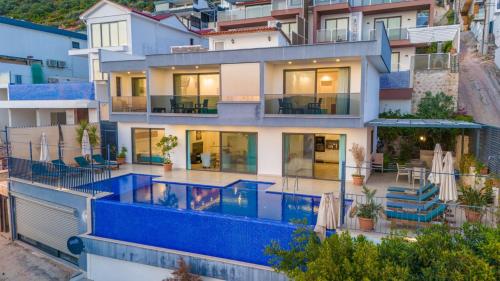 una imagen de una casa con piscina en 4 Bedroom Sea View Villa in Kalkan, en Kas