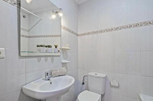 ein weißes Badezimmer mit Waschbecken und Toilette in der Unterkunft Cala de Mijas Beach & Golf Studio in La Cala de Mijas