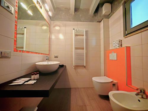 a bathroom with a sink and a toilet at SG Luxury - Crystal Bay Apartment in Ronchi