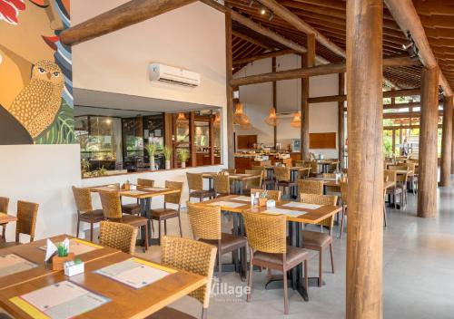 Een restaurant of ander eetgelegenheid bij Village Praia do Rosa