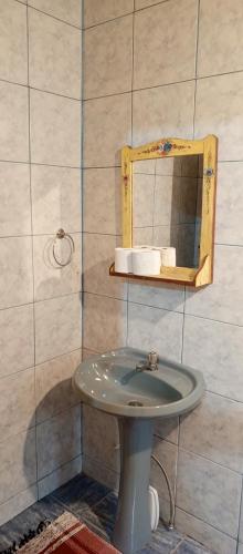 a bathroom with a sink and a mirror at casas temporada em Tiradentes do mazinho in Tiradentes
