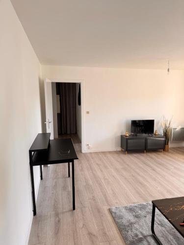 - un salon avec un piano et une cheminée dans l'établissement Appartement le Fonki st louis centre, à Saint-Louis