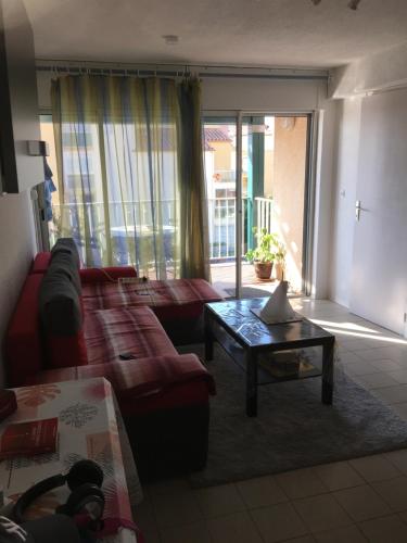 un salon avec un canapé et une table dans l'établissement Venus 15, à Fleury