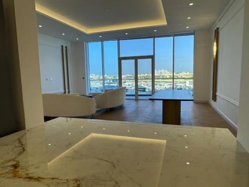 5 Star Luxury 3BR Apartment on The Palm with Huge Pool and Beach