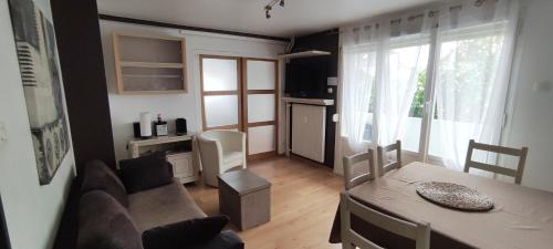 un salon avec une table et une salle à manger dans l'établissement pretty 4-room apartment in a quiet area 3 bedrooms, à Strasbourg