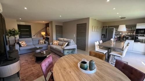 un salon avec une cuisine et une salle à manger dans l'établissement Villa avec piscine privative, à Conca