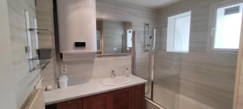 Ένα μπάνιο στο pretty 4-room apartment in a quiet area 3 bedrooms