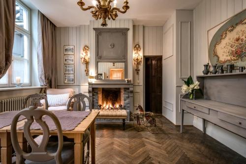 - un salon avec une cheminée, une table et des chaises dans l'établissement B&B Exclusive Guesthouse Bonifacius, à Bruges