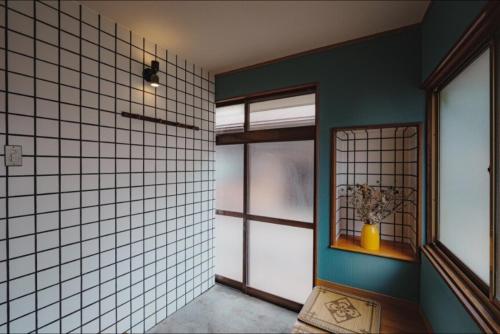 a room with a window and a vase with flowers in it at Unique City Pop Retreat 5 star Location, Game Room in Fujiyoshida