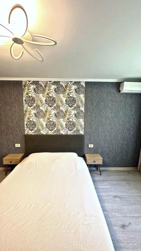 a bedroom with a bed and a ceiling fan at Parkside Apartment Odesa in Odesa