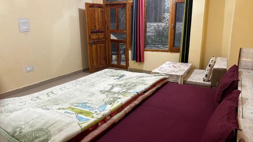 a large bed in a room with a window at Kashwika Stays Jibhi in Jibhi