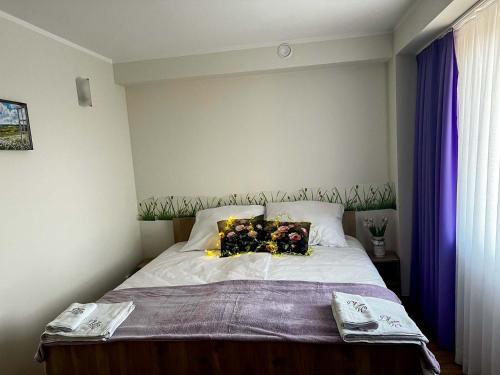 a bedroom with a bed with flowers on it at Lawendowa Willa in Kaczki Średnie
