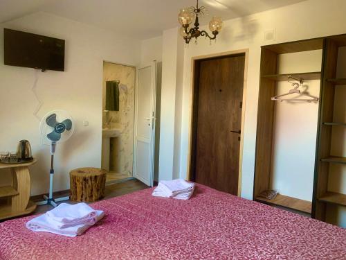 Ένα ή περισσότερα κρεβάτια σε δωμάτιο στο Good House Yaremche