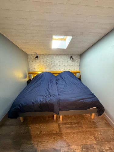 a large blue bed in a room with a ceiling at Maison vue Mer Ile de Ré - Rivedoux-Plage - Villa Raie Manta - Ile de Ré - 4 chambres - 2 salles d eau - 1 à 8 personnes - Plage à pied in Rivedoux-Plage