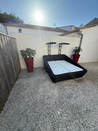 a mattress sitting on the ground next to a fence at Maison vue Mer Ile de Ré - Rivedoux-Plage - Villa Raie Manta - Ile de Ré - 4 chambres - 2 salles d eau - 1 à 8 personnes - Plage à pied in Rivedoux-Plage