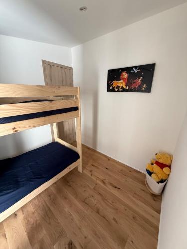 a bedroom with bunk beds in a room at Maison vue Mer Ile de Ré - Rivedoux-Plage - Villa Raie Manta - Ile de Ré - 4 chambres - 2 salles d eau - 1 à 8 personnes - Plage à pied in Rivedoux-Plage