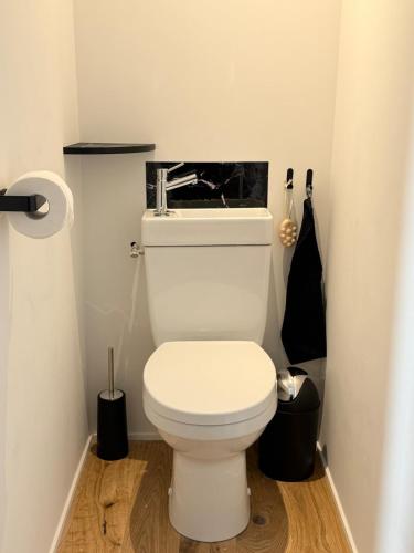 a bathroom with a white toilet in a room at Maison vue Mer Ile de Ré - Rivedoux-Plage - Villa Raie Manta - Ile de Ré - 4 chambres - 2 salles d eau - 1 à 8 personnes - Plage à pied in Rivedoux-Plage
