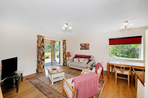 Televiisor ja/või meelelahutuskeskus majutusasutuses Eco 2-Bed Bungalow with Biodiverse Garden & Solar