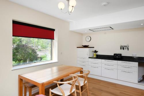 Köök või kööginurk majutusasutuses Eco 2-Bed Bungalow with Biodiverse Garden & Solar