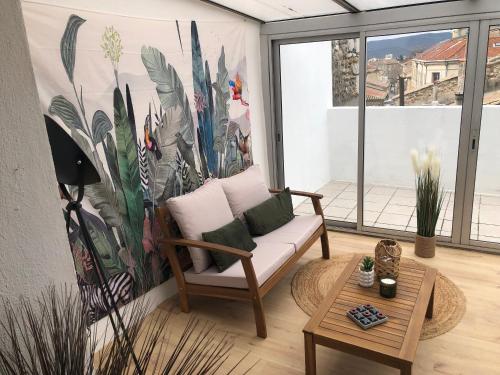 a living room with a couch and a table at ღ Le Moana - Cocon climatisé au cœur de Montélimar in Montélimar