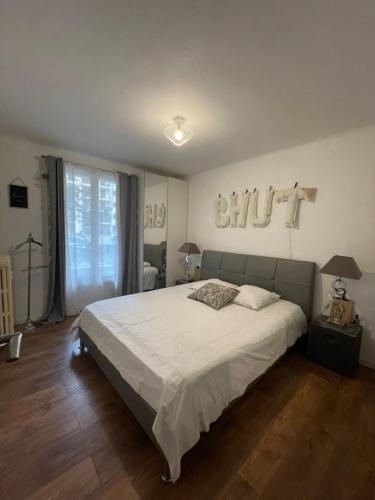 Ένα ή περισσότερα κρεβάτια σε δωμάτιο στο bel appartement T3 Aix Nord