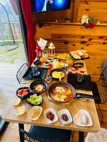 a wooden table with food on top of it at Yamaçdere Bungalov in Ardeşen