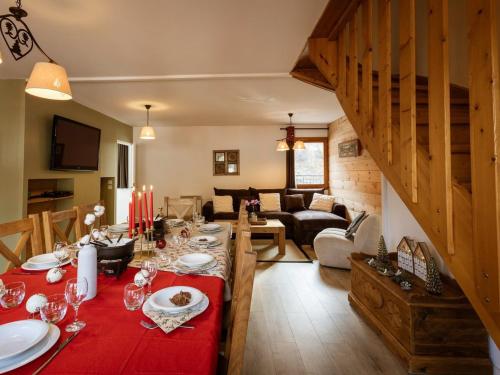 un salon avec une table et un tissu de table rouge dans l'établissement Duplex 5 pièces, 10 pers, balcon, près télécabine, animaux admis, parking dispo, Valloire - FR-1-263-210, à Valloire