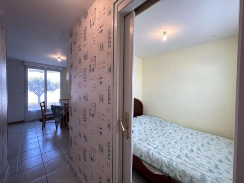 - une chambre avec un lit et un mur orné de dessins dans l'établissement Charmante maison proche plage, calme, terrasse, parking, accès forêt et pistes cyclables - FR-1-224-119, à Saint-Hilaire-de-Riez