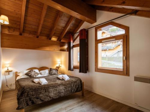 une chambre avec un lit et une fenêtre dans l'établissement Duplex 5 pièces, 10 pers, balcon, près télécabine, animaux admis, parking dispo, Valloire - FR-1-263-210, à Valloire