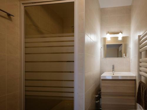 une salle de bain avec un lavabo, un miroir et une douche dans l'établissement Duplex 5 pièces, 10 pers, balcon, près télécabine, animaux admis, parking dispo, Valloire - FR-1-263-210, à Valloire