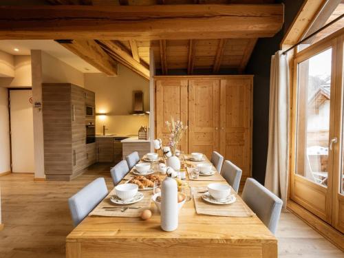 une salle à manger avec une table et des chaises en bois dans l'établissement Charmant 3 pièces 6 pers, 4* exposé ouest, proche télécabine du Crêt de la Brive à Valloire - FR-1-263-211, à Valloire