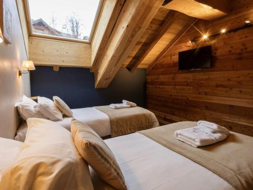 - une chambre avec 2 lits et une télévision dans l'établissement Charmant 3 pièces 6 pers, 4* exposé ouest, proche télécabine du Crêt de la Brive à Valloire - FR-1-263-211, à Valloire
