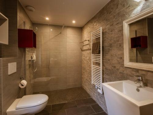 une salle de bain avec des toilettes blanches et un lavabo dans l'établissement Charmant 3 pièces 6 pers, 4* exposé ouest, proche télécabine du Crêt de la Brive à Valloire - FR-1-263-211, à Valloire