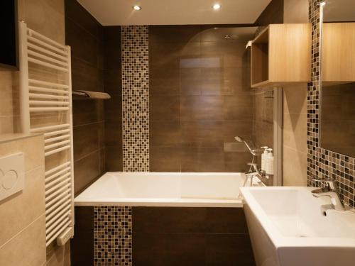 Ένα μπάνιο στο Appartement 4 pièces 8 pers, Sud, près du téléphérique, avec terrasse et équipements modernes - FR-1-263-217
