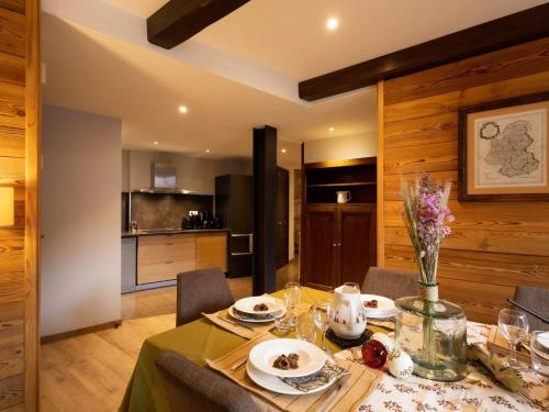 une salle à manger avec une table et une cuisine dans l'établissement Charmant 4 pièces 8/9 pers, balcon sud, proche télécabine et commerces à Valloire - FR-1-263-218, à Valloire