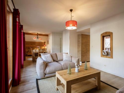 un salon avec un canapé et une table dans l'établissement Duplex 4 Pièces, Balcon, 8 Pers, 4*, Animaux OK, Proche Télécabine - Valloire - FR-1-263-207, à Valloire