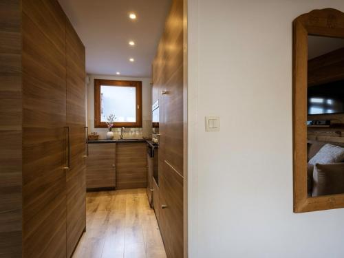 - une cuisine avec des placards en bois et un miroir dans l'établissement Duplex 4 Pièces, Balcon, 8 Pers, 4*, Animaux OK, Proche Télécabine - Valloire - FR-1-263-207, à Valloire