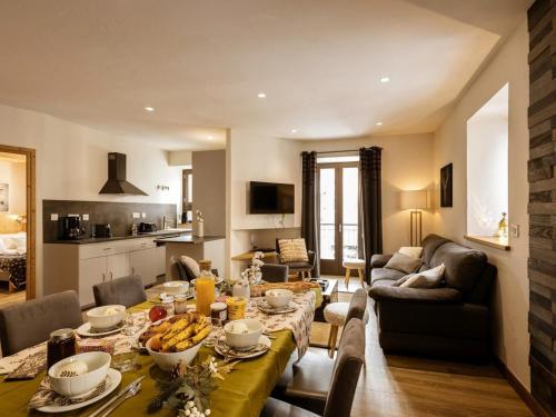 - un salon avec une table et des bananes dans l'établissement Charmant appartement 4 pièces, 6 pers, balcon Sud-Ouest, centre Valloire, proche pistes et commerces - FR-1-263-361, à Valloire