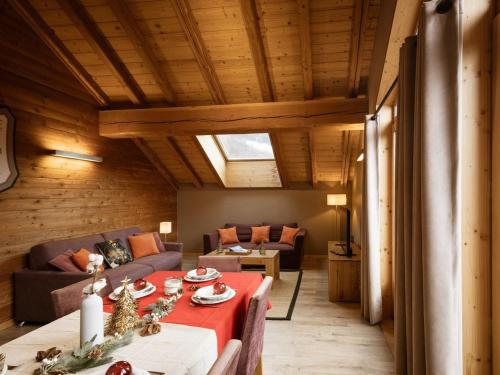 un salon avec une table et un canapé dans l'établissement Appartement 3 pièces - 6 pers, 4* - Proche remontées et commerces, balcons, wifi, animaux bienvenus - FR-1-263-213, à Valloire