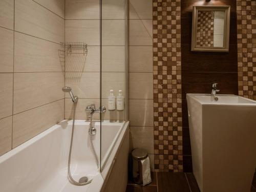 une salle de bain avec une douche, une baignoire et un lavabo dans l'établissement Appartement 3 pièces - 6 pers, 4* - Proche remontées et commerces, balcons, wifi, animaux bienvenus - FR-1-263-213, à Valloire