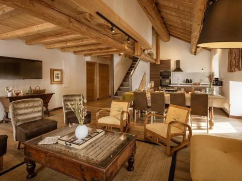 un salon avec une table et des chaises dans l'établissement Duplex 4* pour 10 personnes, 5 pièces, exposé sud, au centre de Valloire, proche des remontées mécaniques - FR-1-263-364, à Valloire