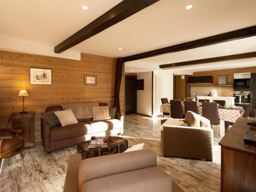 un salon avec un canapé et des chaises dans l'établissement Appartement 4 pièces - 9 pers - Terrasse - Centre de Valloire - Proche remontées mécaniques et loisirs - FR-1-263-215, à Valloire