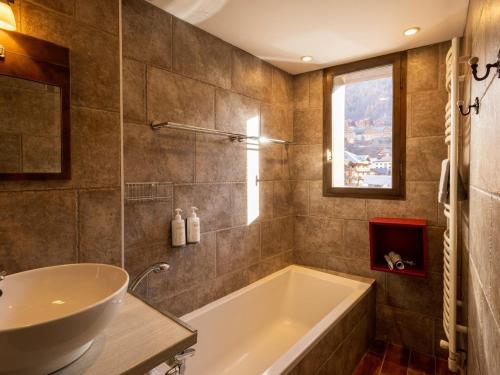Ένα μπάνιο στο Appartement 4 pièces - 9 pers - Terrasse - Centre de Valloire - Proche remontées mécaniques et loisirs - FR-1-263-215