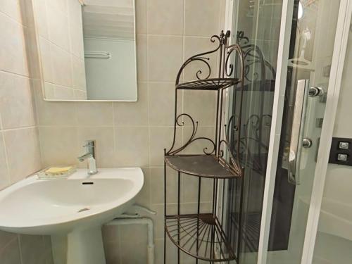 une salle de bain avec un lavabo et une douche avec un miroir dans l'établissement Maison 2 pièces avec mezzanine, piscine chauffée, proche mer, parking privé - Bretignolles-sur-Mer - FR-1-224A-7, à Bretignolles-sur-Mer